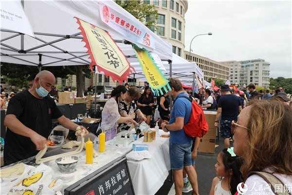 3、活動現(xiàn)場設(shè)置了眾多展臺。 人民網(wǎng)記者 李志偉攝