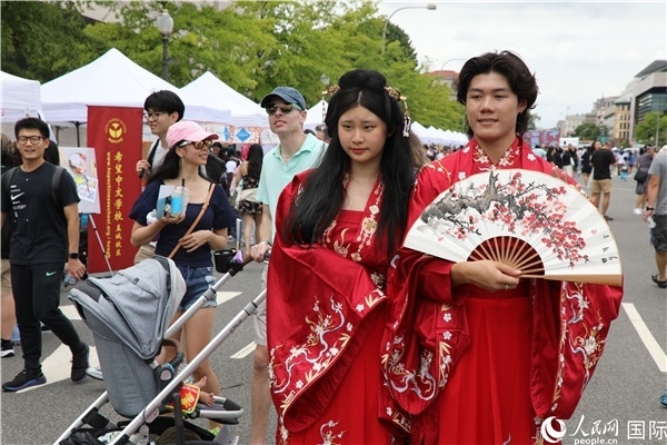 5、當(dāng)?shù)厝A僑華人身穿漢服參加文化節(jié)。 人民網(wǎng)記者 李志偉攝