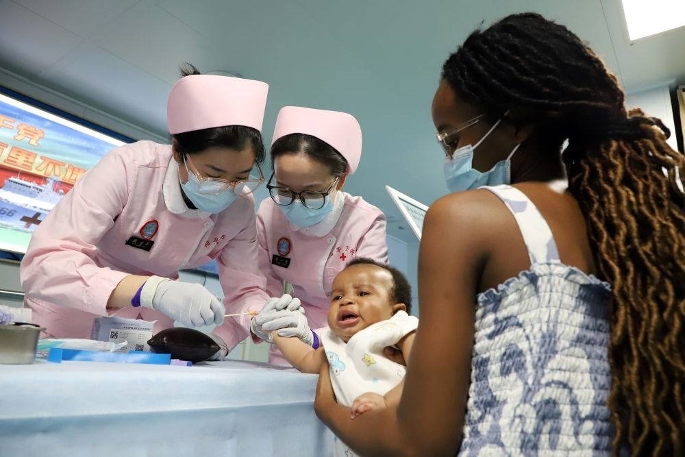 2024年8月12日，中國海軍“和平方舟”號醫(yī)院船在莫桑比克馬普托開展醫(yī)療服務(wù)。