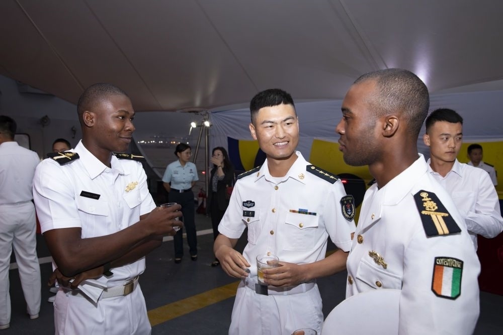 2023年6月25日，中國和科特迪瓦雙方官兵在南寧艦舉辦的甲板招待會上交流。中國海軍第43批護航編隊22日抵達科特迪瓦經(jīng)濟首都阿比讓，開始對科特迪瓦為期4天的友好訪問。
