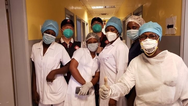 2020年5月26日，中國(guó)抗疫醫(yī)療專家組在剛果（布）首都布拉柴維爾指導(dǎo)新冠肺炎病房建設(shè)時(shí)，與當(dāng)?shù)匾痪€醫(yī)務(wù)人員合影。新華社發(fā)