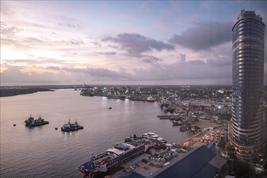 這是2023年12月29日拍攝的日出時(shí)分的坦桑尼亞達(dá)累斯薩拉姆港。新華社記者 王冠森 攝