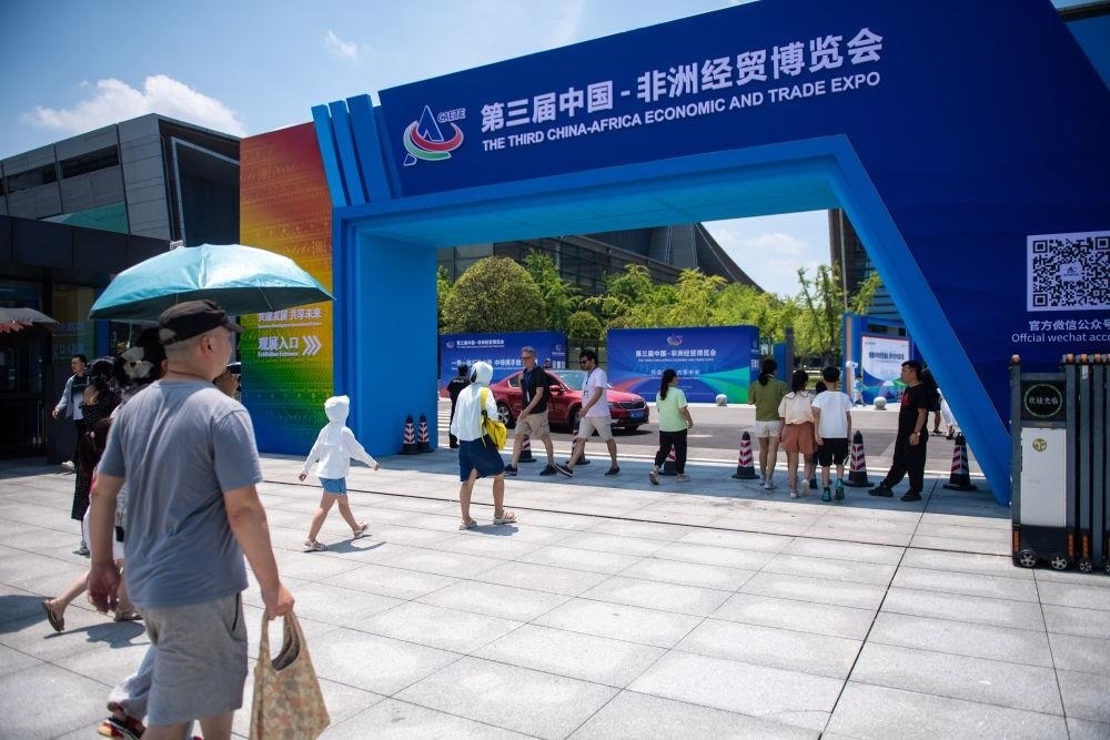 △2023年7月，在湖南長沙國際會展中心，觀眾進入中非經(jīng)貿(mào)博覽會展會現(xiàn)場。