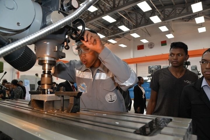 2024年4月26日，在馬達(dá)加斯加首都塔那那利佛，塔那那利佛大學(xué)理工學(xué)院的學(xué)生在魯班工坊操作設(shè)備。新華社發(fā)（西塔卡·拉喬納里松攝）