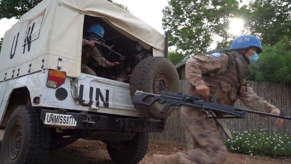 2022年7月27日，中國第八批赴南蘇丹（朱巴）維和步兵營百人防暴隊抵達預(yù)定區(qū)域，進行綜合防衛(wèi)演練。針對南蘇丹社會安全問題及近期在剛果（金）東部地區(qū)發(fā)生的針對聯(lián)合國剛果（金）穩(wěn)定特派團的抗議示威活動，中國第八批赴南蘇丹（朱巴）維和步兵營于日前組織UN HOUSE（聯(lián)合國之家）綜合防衛(wèi)演練，以應(yīng)對可能出現(xiàn)的難民涌入、營門遇襲、暴恐威脅等突發(fā)情況。