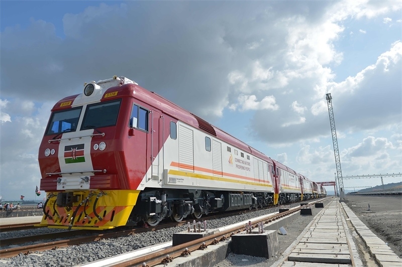 當(dāng)?shù)貢r間2017年5月30日，肯尼亞蒙巴薩，連接肯尼亞港口城市蒙巴薩和首都內(nèi)羅畢的蒙內(nèi)鐵路正式竣工通車。