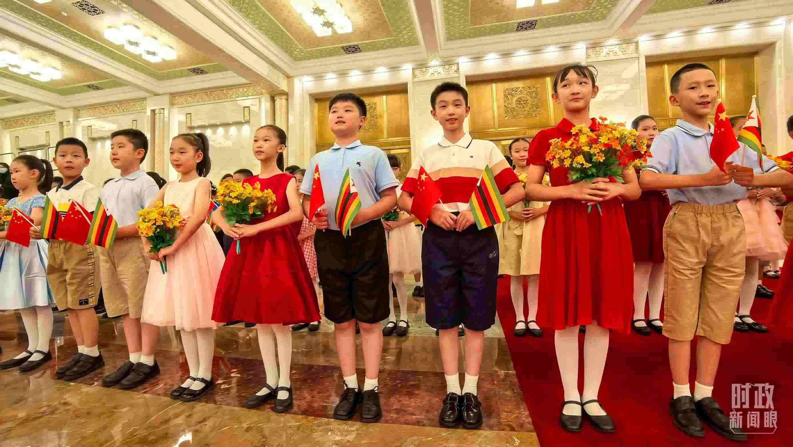 △現(xiàn)場(chǎng)歡迎津巴布韋總統(tǒng)訪華的青少年。（總臺(tái)央視記者鐘銳拍攝）