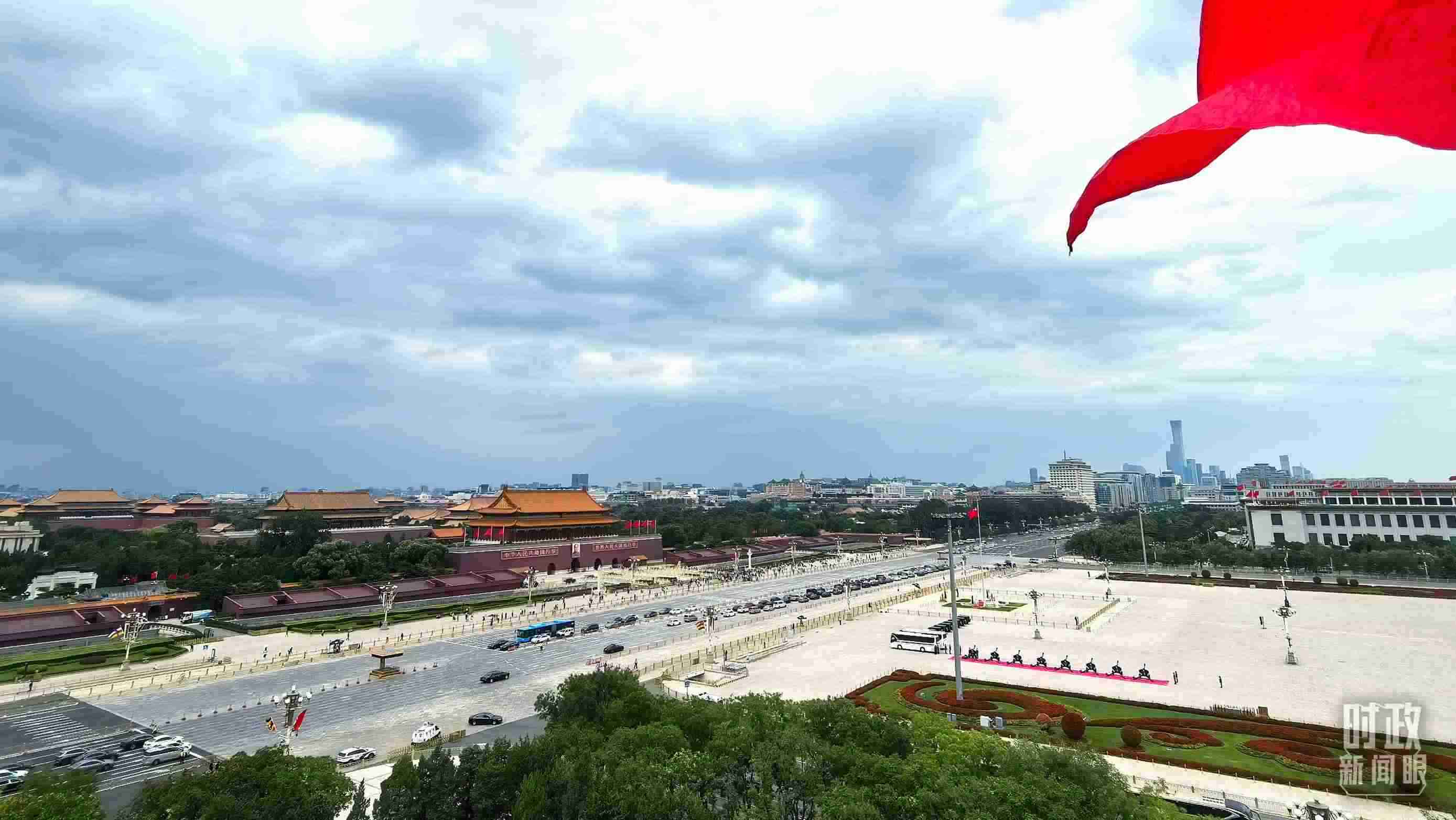 △北京長(zhǎng)安街兩側(cè)懸掛中非合作論壇成員旗幟。（總臺(tái)央視記者張垚拍攝）