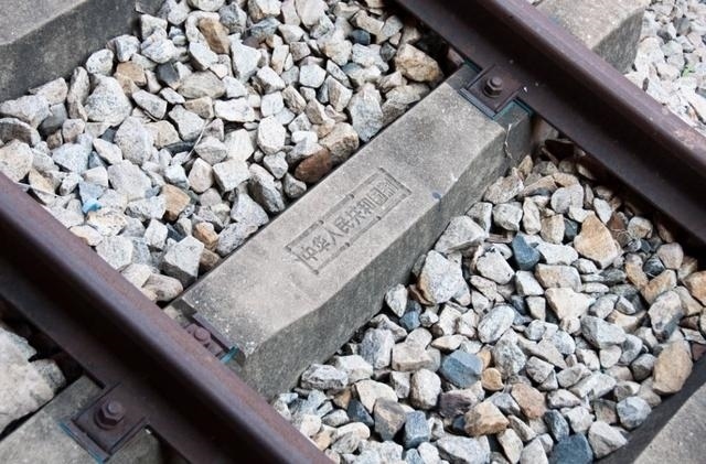 坦贊鐵路鋼筋混凝土軌枕上的“中華人民共和國制”字樣清晰可辨。