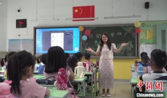 圖為衡水市新苑小學(xué)，老師正在給學(xué)生講開學(xué)第一課的內(nèi)容。王天祥 攝