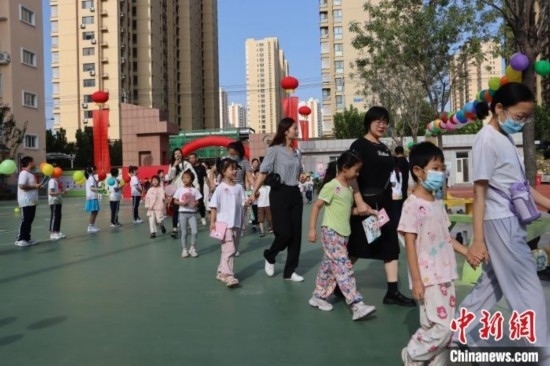 圖為衡水市新苑小學(xué)，小學(xué)一年級新生佩戴“夢想徽章”后，步入校園 。王天祥 攝