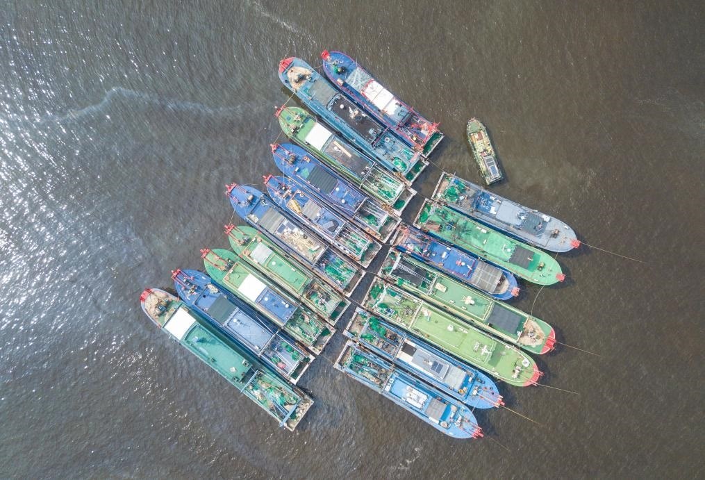 9月4日，船只在海南省?？谑行赂鄞a頭停靠避風(fēng)（無(wú)人機(jī)照片）。新華社記者 蒲曉旭 攝