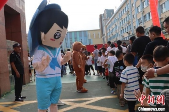 圖為衡水市新苑小學(xué)，老師穿上玩偶服裝歡迎新生入學(xué)。王天祥 攝