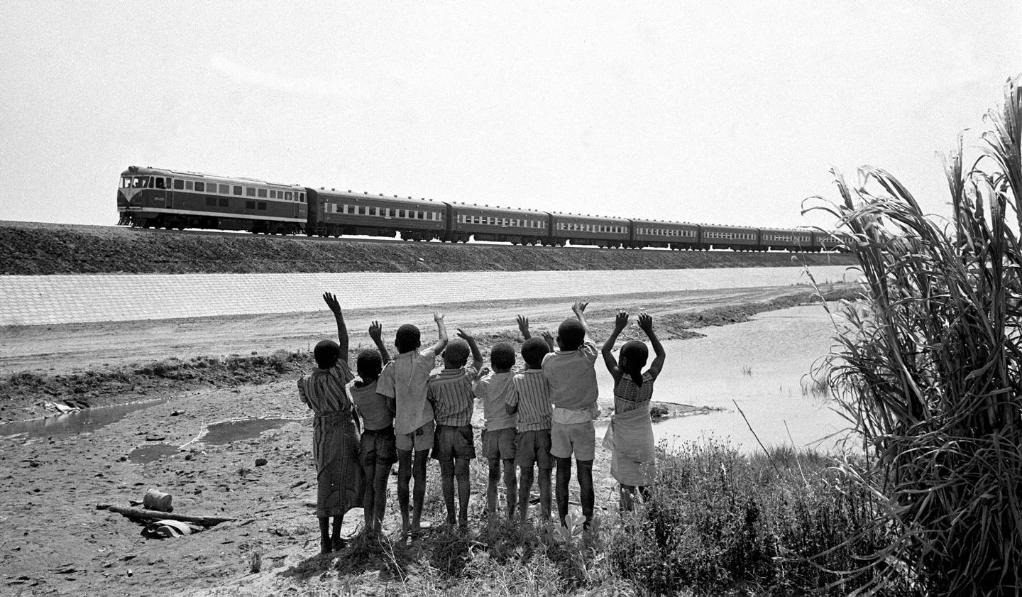 贊比亞魯西瓦西湖畔的少年兒童歡迎坦贊鐵路的列車通到他們的家鄉(xiāng)（1976年攝）。新華社發(fā)