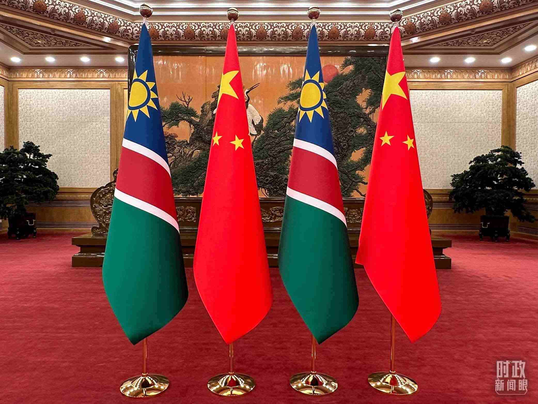  △雙邊會(huì)見現(xiàn)場的中國和納米比亞國旗。（總臺(tái)央視記者范一鳴拍攝）