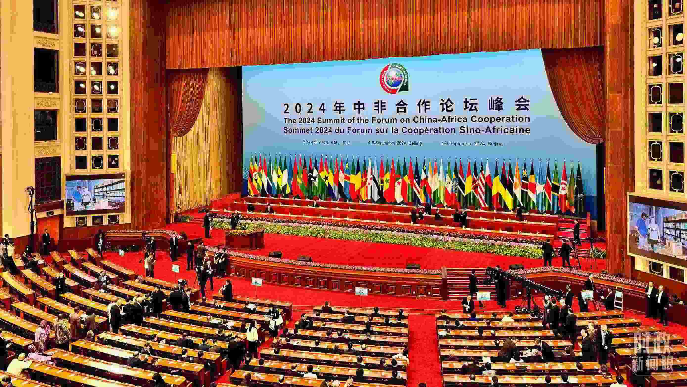  △9月5日上午，中非合作論壇北京峰會(huì)開幕式在北京人民大會(huì)堂舉行。這是開始前的現(xiàn)場。（總臺(tái)央視記者李增仁拍攝）