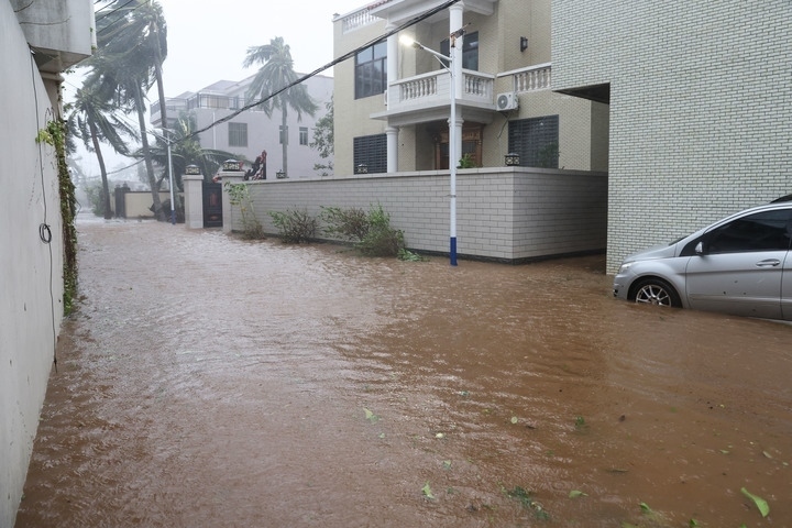 臺風“摩羯”導致海南部分地區(qū)出現(xiàn)洪澇。新華社記者 張麗蕓 攝