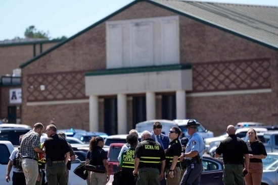 9月4日，在美國佐治亞州巴羅縣溫德市，警察聚集在發(fā)生槍擊事件的阿巴拉契高中外。新華社/美聯(lián)