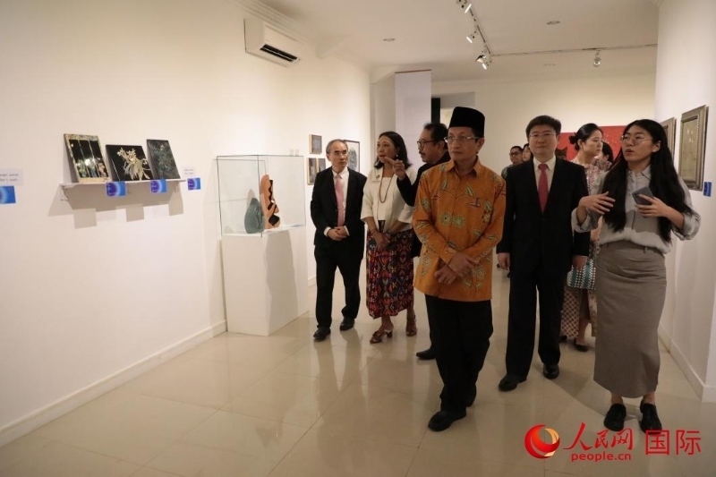 參加開幕式的嘉賓參觀展覽。人民網(wǎng)記者曹師韻攝