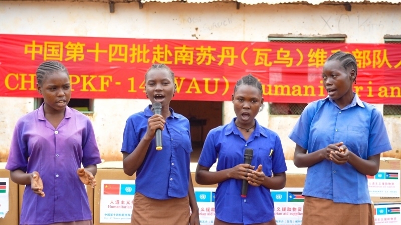 動(dòng)聽的歌聲歡迎中國官兵。王軍杰攝