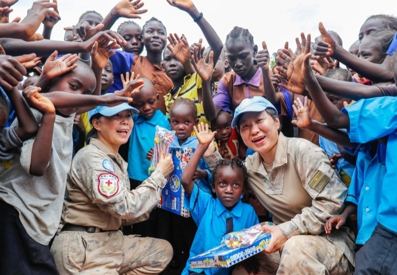 學(xué)生對(duì)中國官兵援助表達(dá)感謝。王皓宇攝