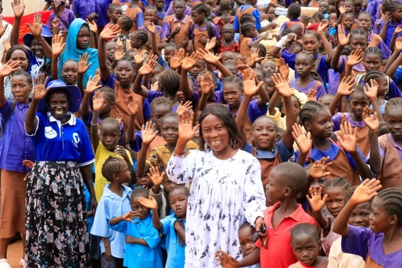 學(xué)校師生送別維和官兵。王軍杰攝