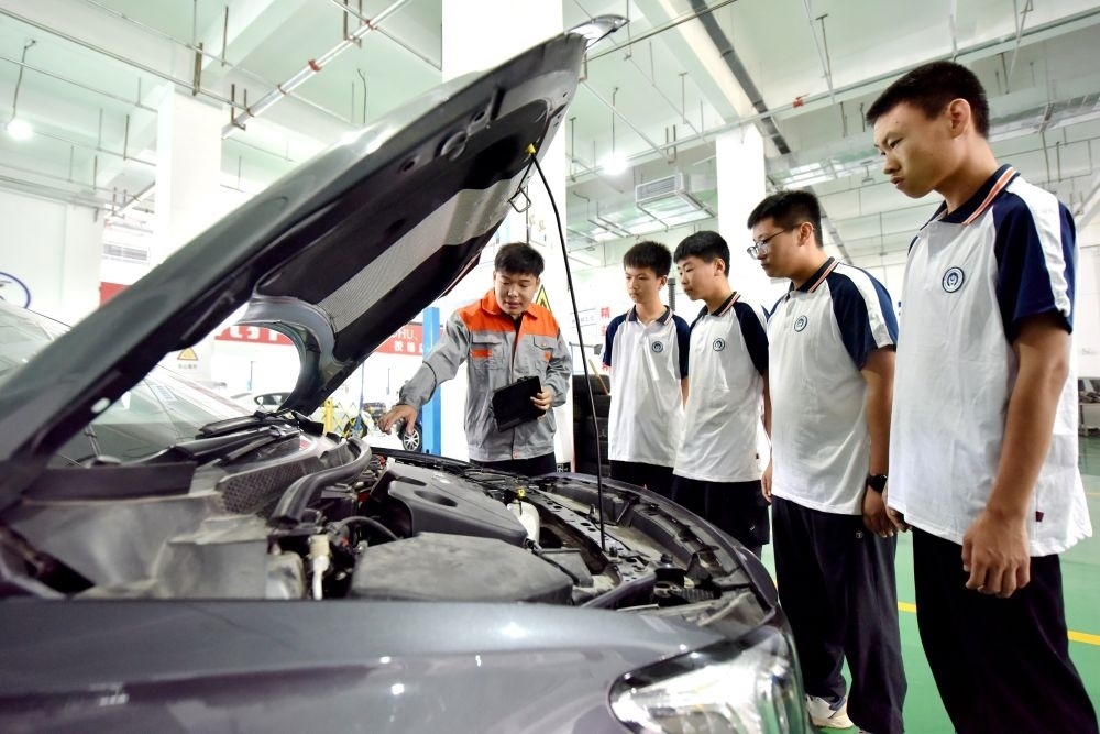 2024年6月7日，河北省邢臺(tái)市威縣職業(yè)技術(shù)教育中心教師在指導(dǎo)學(xué)生學(xué)習(xí)汽車維修技術(shù)。新華社記者 王曉 攝