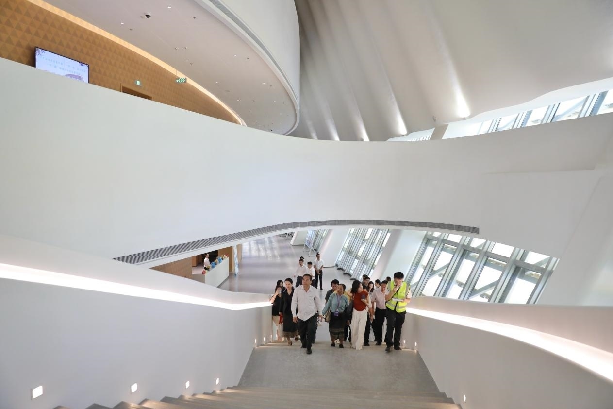 亞洲媒體考察團正在上樓。《中國經(jīng)濟周刊》記者 肖翊攝