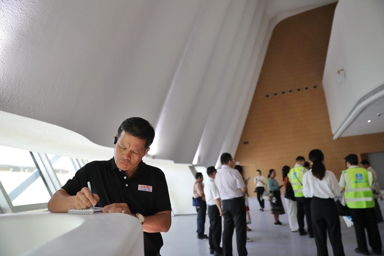 亞洲媒體考察團參觀綜合劇場外墻?！吨袊?jīng)濟周刊》記者 肖翊攝