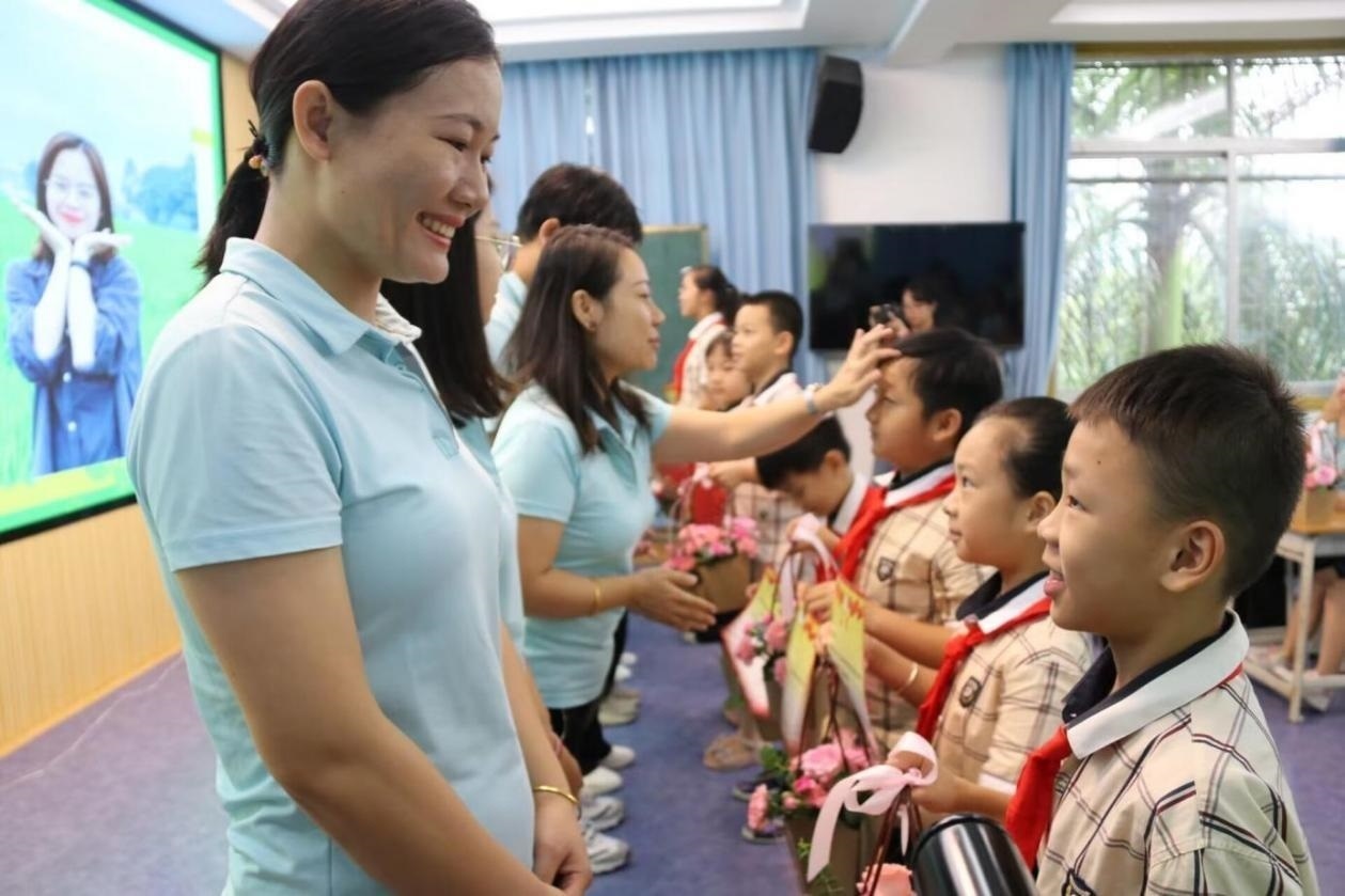 2023年教師節(jié)前，廣西南寧一所學(xué)校，學(xué)生向老師獻(xiàn)上鮮花、賀卡。