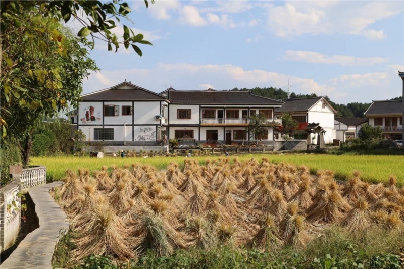 傳統(tǒng)的黔北村莊風貌同現(xiàn)代民居元素相融合，人文風光與生態(tài)自然風景相結(jié)合，人與自然和諧共生。（俄羅斯《中國與俄羅斯》雜志社社長奧列格·別列日內(nèi)赫攝）