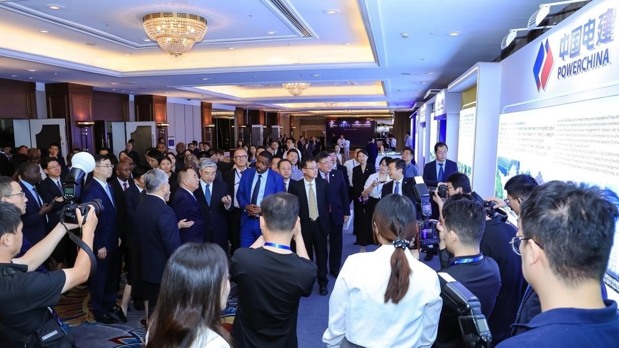 與會(huì)嘉賓參觀主題展覽。主辦方供圖