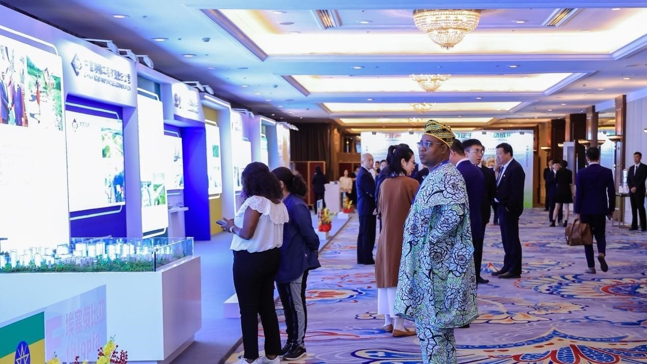 與會(huì)嘉賓參觀主題展覽。主辦方供圖