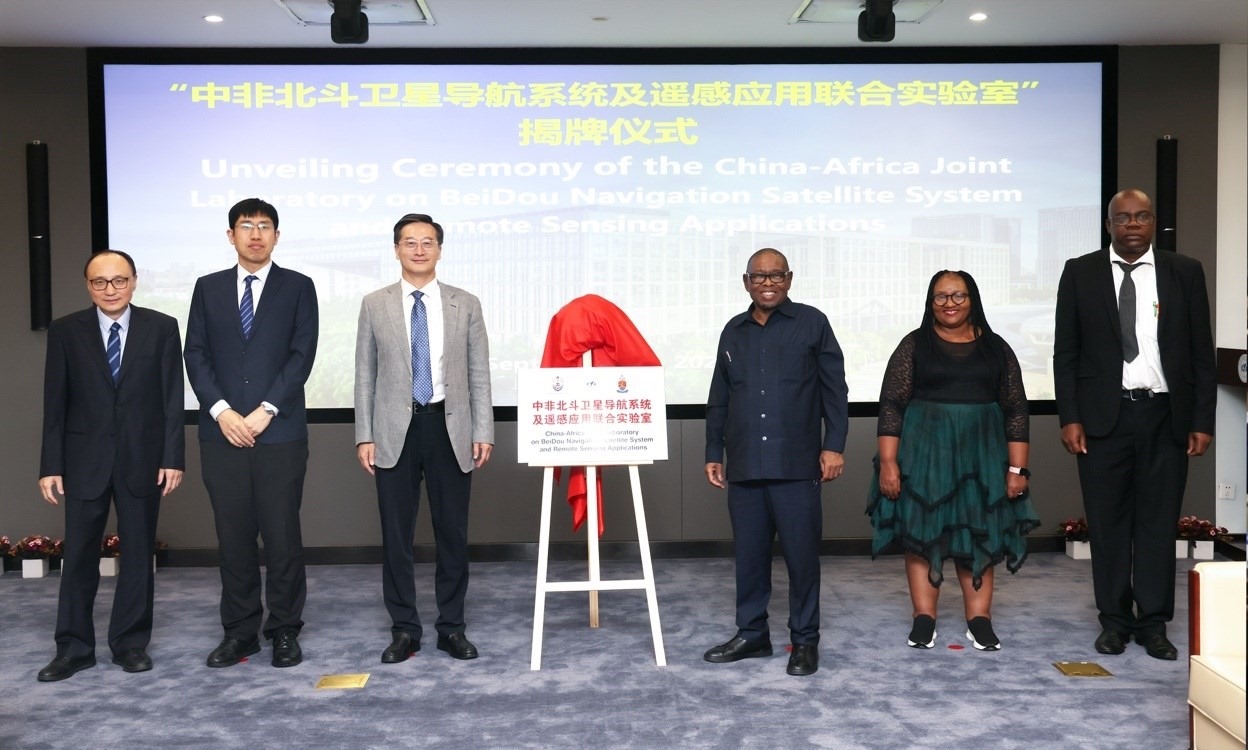 中非北斗衛(wèi)星導(dǎo)航系統(tǒng)及遙感應(yīng)用聯(lián)合實(shí)驗(yàn)室在北京航空航天大學(xué)揭牌。校方供圖