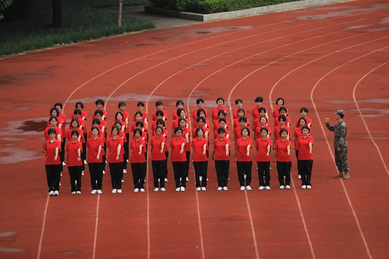 華坪女高2024級(jí)新生軍訓(xùn)。華坪縣融媒體中心供圖