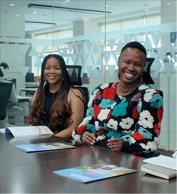 支隊成員在CGTN非洲總站與當?shù)赜浾呓涣?。穆瑞瑩攝