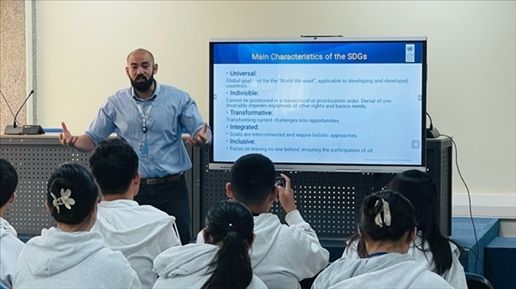 聯(lián)合國內羅畢辦事處的工作人員為支隊成員講解可持續(xù)發(fā)展目標。林源攝