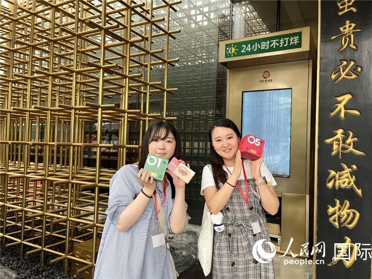 5. 代表團(tuán)團(tuán)員展示通過無人售藥機(jī)購買的盲盒。（人民網(wǎng)記者陳思 攝）