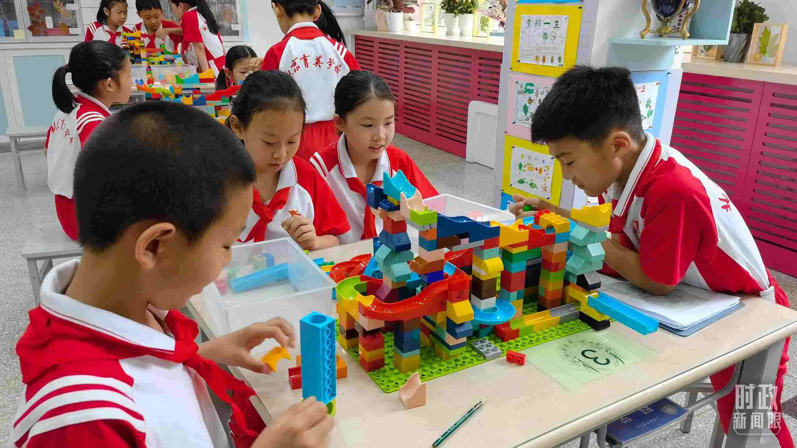  △這是北京育英學(xué)校的科學(xué)教室。2023年5月，習(xí)近平在這里調(diào)研時(shí)，希望同學(xué)們從小樹立“科技創(chuàng)新、強(qiáng)國(guó)有我”的志向。（總臺(tái)央視記者石丞拍攝）