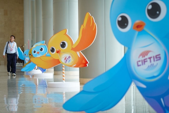 2024年9月11日在國(guó)家會(huì)議中心拍攝的服貿(mào)會(huì)吉祥物“福燕”形象。新華社記者 陳鐘昊 攝