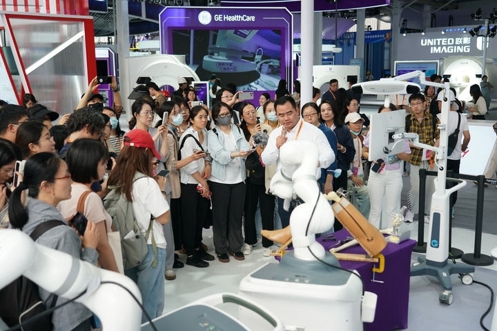 2024年9月11日，記者在服貿(mào)會(huì)首鋼園區(qū)健康衛(wèi)生服務(wù)館采訪(fǎng)。新華社記者 張晨霖 攝