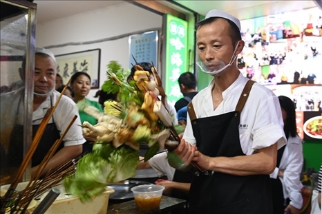 店員準(zhǔn)備制作天水麻辣燙。新華社記者 范培珅 攝