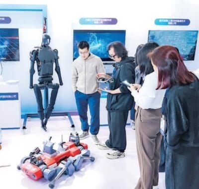 普陀區(qū)“中華武數(shù)”科創(chuàng)集市上，展位工作人員在向觀眾展示機器人。資料圖片