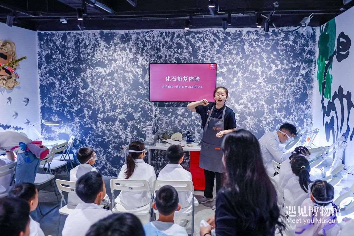 3. 小朋友們?cè)凇?億年的地球記憶——恐龍化石特展”體驗(yàn)當(dāng)“小小科學(xué)家”。遇見(jiàn)博物館供圖