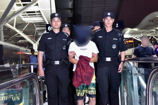 一名潛逃柬埔寨的犯罪嫌疑人被押解回國。公安部供圖