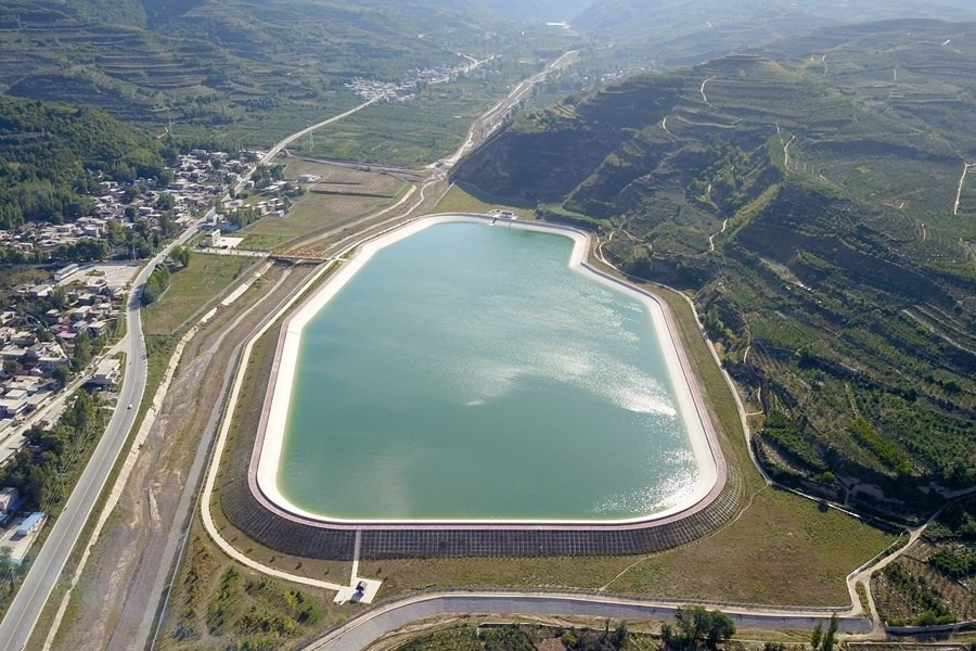 這是在天水市拍攝的已投用的天水城區(qū)引洮供水工程楊家灣調(diào)蓄水池（無人機照片）。新華社記者 范培珅 攝