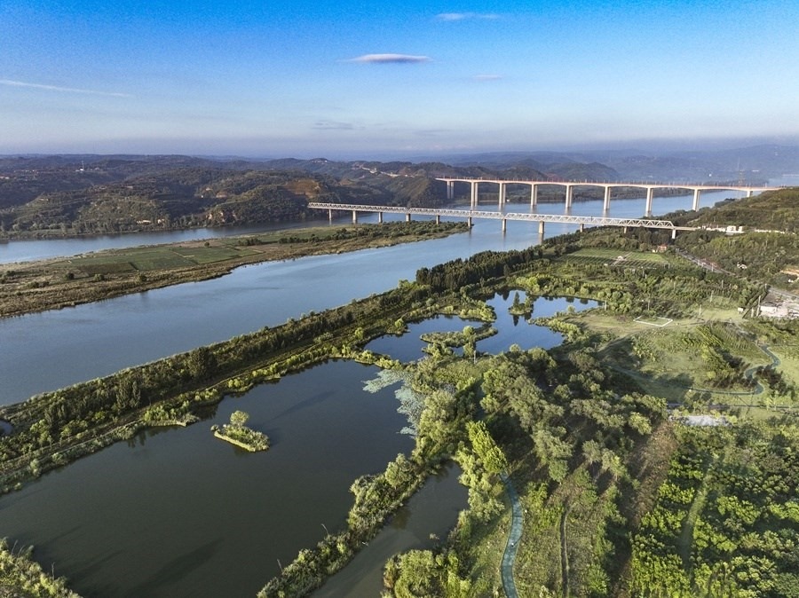 這是2023年8月28日在河南黃河濕地國家級自然保護區(qū)濟源段拍攝的景色（無人機照片）。新華社發(fā) 苗秋鬧 攝