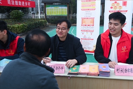 2022年11月9日，在杭州市臨安區(qū)太陽(yáng)鎮(zhèn)上太陽(yáng)村，臨安區(qū)太陽(yáng)司法所所長(zhǎng)方凱（右二）現(xiàn)場(chǎng)解答法律問(wèn)題。 新華社記者 徐昱 攝