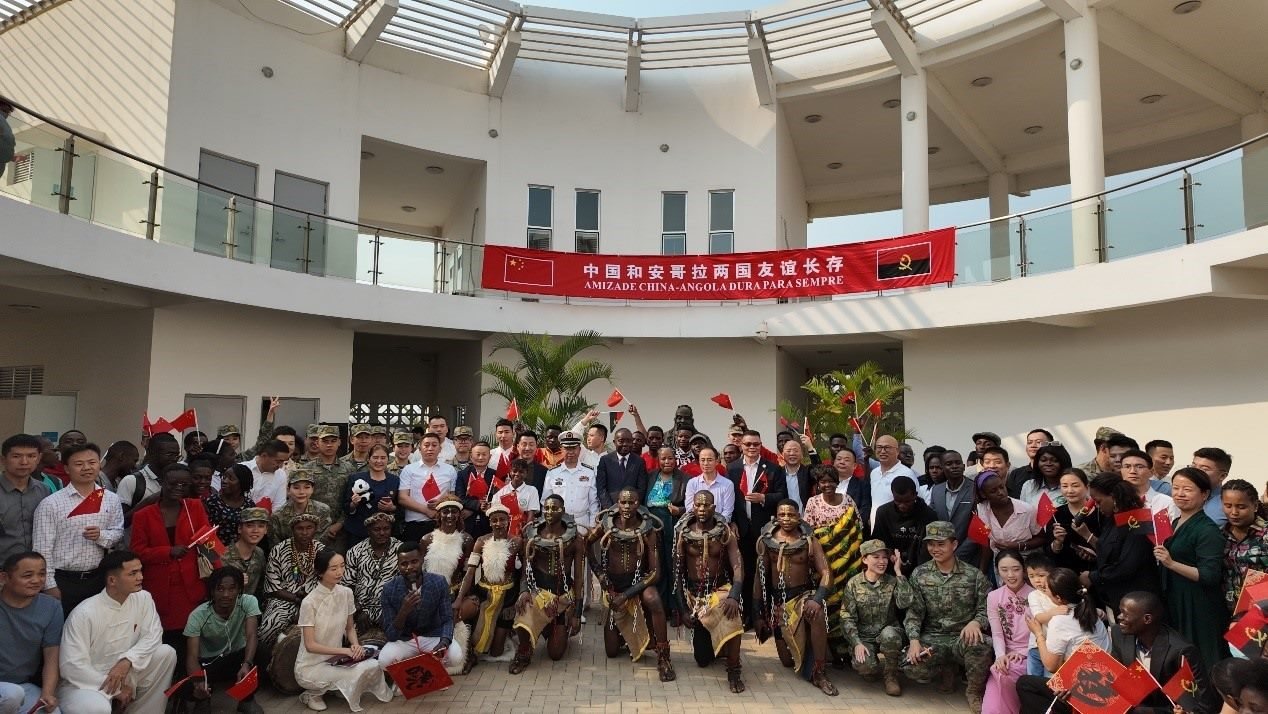 文化聯(lián)誼活動(dòng)合影。內(nèi)圖大學(xué)孔子學(xué)院供圖