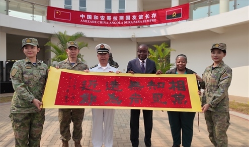 向內(nèi)圖大學(xué)贈(zèng)送書(shū)法作品。內(nèi)圖大學(xué)孔子學(xué)院供圖